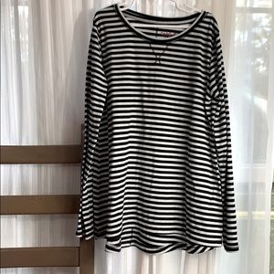 🍭 2/$10 Cat & Jack long sleeved stripe tee